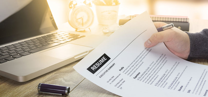 What do recruiters look for in a resume at first glance?